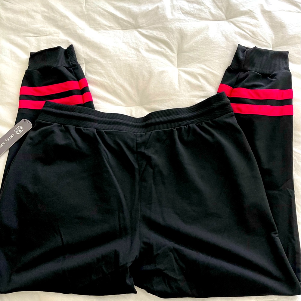 ✨✨Get into these Daisy Fuentes Jogging Pants!✨✨